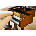 caja de música en forma de mini piano de madera con manivela